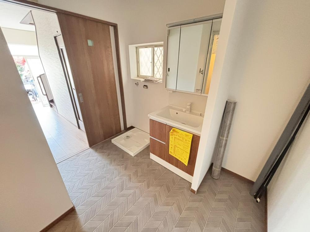 長尾東町2丁目　中古一戸建ての独立洗面台|シャワー付き洗面化粧台
■物件内覧・資金計画相談・住宅ローン相談、リフォーム相談、お問合せ受付中■
※当日・翌日のご内覧、ご相談はお電話でのお問合せがスムーズです！