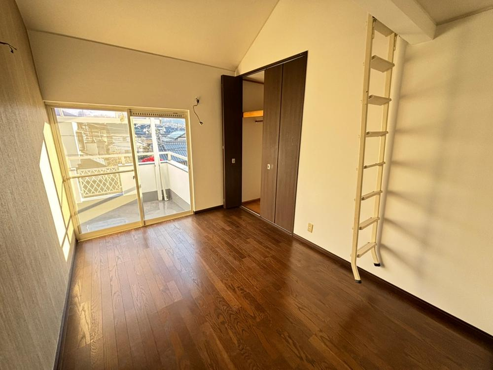 長尾東町2丁目　中古一戸建ての洋室|洋室6.0帖　ロフト
■物件内覧・資金計画相談・住宅ローン相談、リフォーム相談、お問合せ受付中■
※当日・翌日のご内覧、ご相談はお電話でのお問合せがスムーズです！