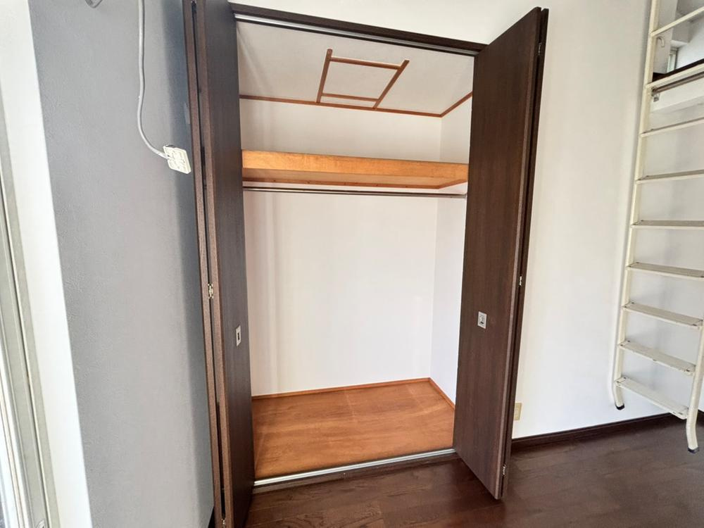 長尾東町2丁目　中古一戸建ての収納|洋室のクローゼット
■物件内覧・資金計画相談・住宅ローン相談、リフォーム相談、お問合せ受付中■
※当日・翌日のご内覧、ご相談はお電話でのお問合せがスムーズです！