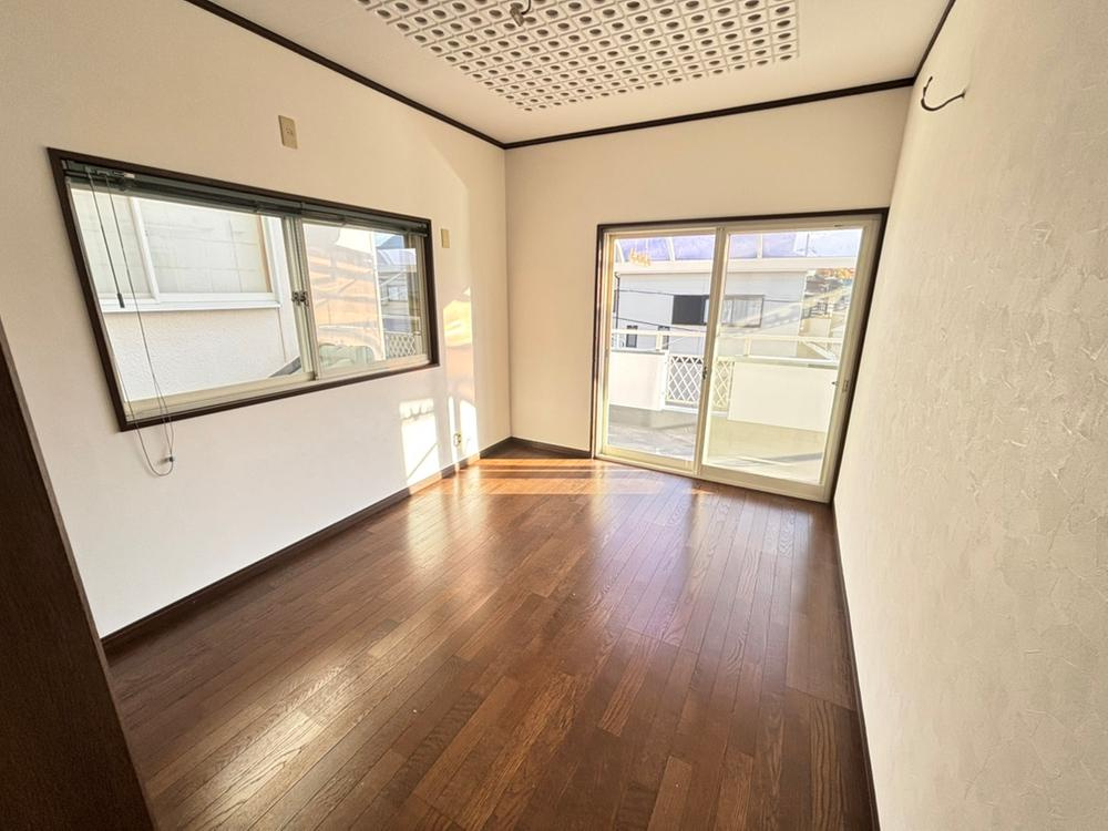 長尾東町2丁目　中古一戸建ての寝室|洋室6.5帖　陽当たり良好
■物件内覧・資金計画相談・住宅ローン相談、リフォーム相談、お問合せ受付中■
※当日・翌日のご内覧、ご相談はお電話でのお問合せがスムーズです！