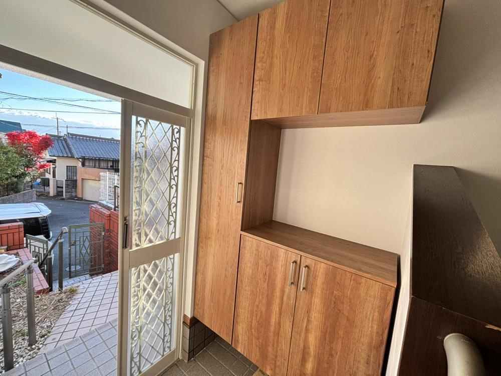 長尾東町2丁目　中古一戸建ての玄関|シューズボックス
■物件内覧・資金計画相談・住宅ローン相談、リフォーム相談、お問合せ受付中■
※当日・翌日のご内覧、ご相談はお電話でのお問合せがスムーズです！