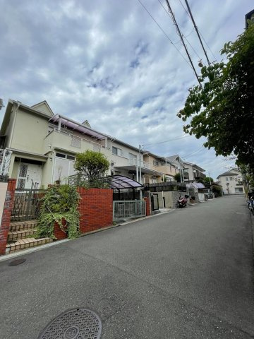 長尾東町2丁目　中古一戸建ての前面道路含む現地写真|■物件内覧・資金計画相談・住宅ローン相談、リフォーム相談、お問合せ受付中■
※当日・翌日のご内覧、ご相談はお電話でのお問合せがスムーズです！