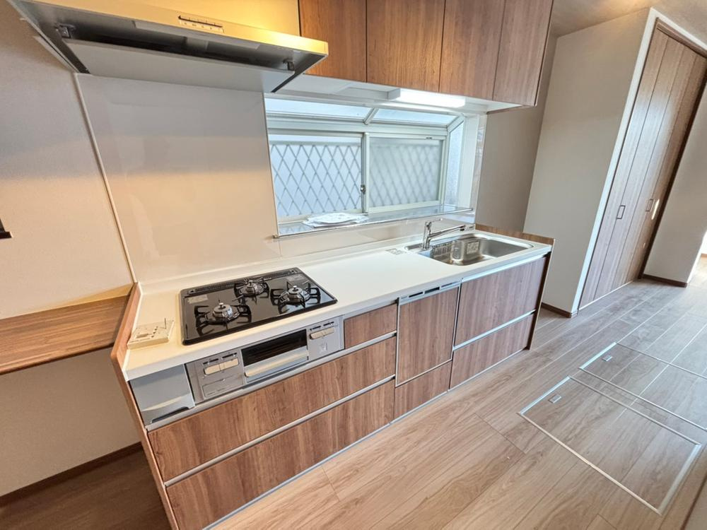 長尾東町2丁目　中古一戸建てのキッチン|システムキッチン　食器洗い乾燥機
■物件内覧・資金計画相談・住宅ローン相談、リフォーム相談、お問合せ受付中■
※当日・翌日のご内覧、ご相談はお電話でのお問合せがスムーズです！