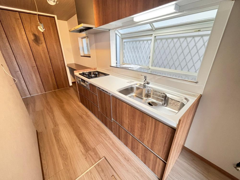 長尾東町2丁目　中古一戸建てのキッチン|システムキッチン　３口コンロ
■物件内覧・資金計画相談・住宅ローン相談、リフォーム相談、お問合せ受付中■
※当日・翌日のご内覧、ご相談はお電話でのお問合せがスムーズです！