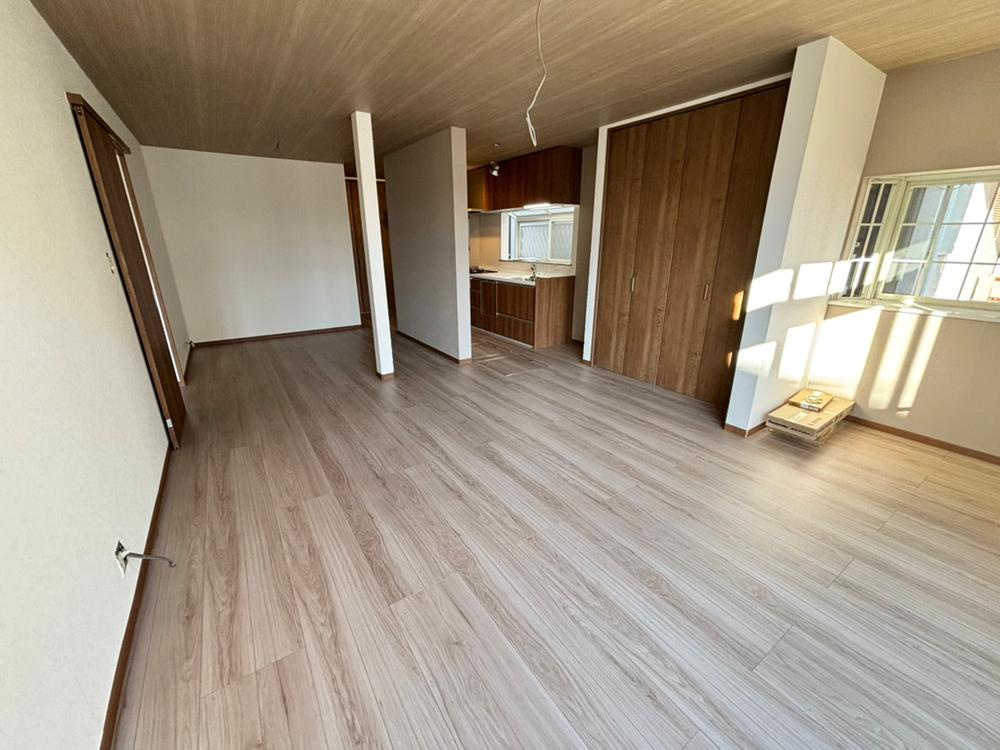 長尾東町2丁目　中古一戸建ての居間・リビング|LDK　収納付き
■物件内覧・資金計画相談・住宅ローン相談、リフォーム相談、お問合せ受付中■
※当日・翌日のご内覧、ご相談はお電話でのお問合せがスムーズです！