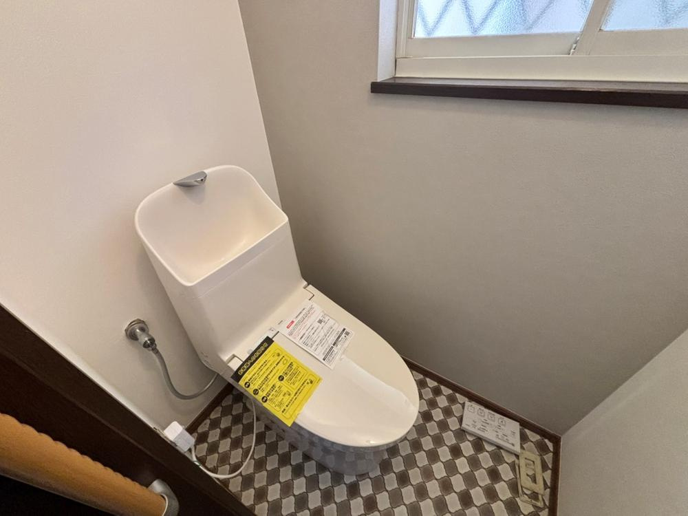 長尾東町2丁目　中古一戸建てのトイレ|温水洗浄便座
■物件内覧・資金計画相談・住宅ローン相談、リフォーム相談、お問合せ受付中■
※当日・翌日のご内覧、ご相談はお電話でのお問合せがスムーズです！