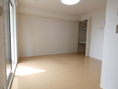 【居間・リビング】 | コンフォートヴィラ 弐番館 | ゆったり過ごせる居間です
