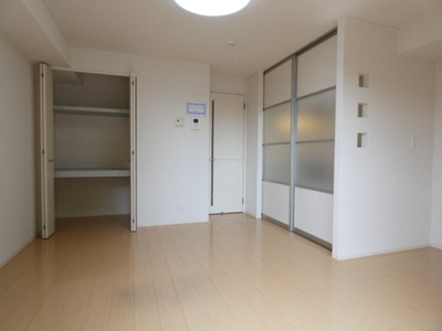 【居間・リビング】 | コンフォートヴィラ 弐番館 | こちらのリビングで趣味の時間をお楽しみください