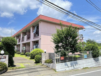 【外観】 | 小田急線「柿生」駅まで徒歩圏内の2階建てマンション！近隣に公園があるので、小さいお子様がいるファミリーさんにもおすすめです☆