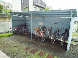 【その他共用部分】 | 屋根付きの駐輪場があるので雨が降っても安心です☆荷物が重いときに自転車があれば助かりますね！