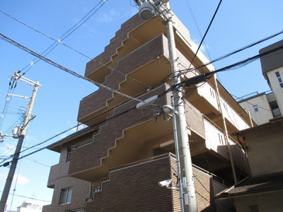 【外観】 | 阪口ハイツ | 建物の個性を主張するシックな外観です