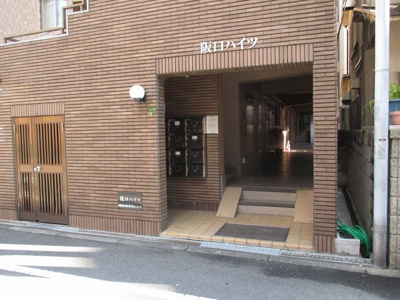 【エントランス】 | 阪口ハイツ | 落ちついた外観にマッチしたエントランスです