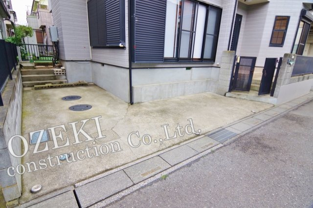 越谷市七左町中古戸建て　室内全面リフォーム済み♪の駐車場