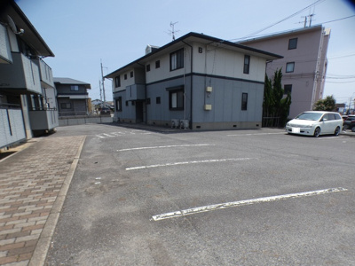 【駐車場】 | ハイカムール麻美　B棟 | 駐車場があるので、車を買う予定の方も安心です