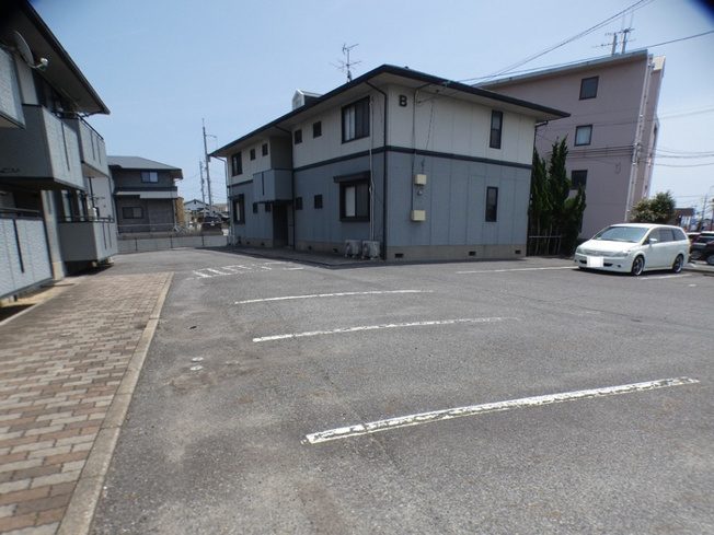 【駐車場】 | ハイカムール麻美　B棟 | 駐車場があるので、車を買う予定の方も安心です