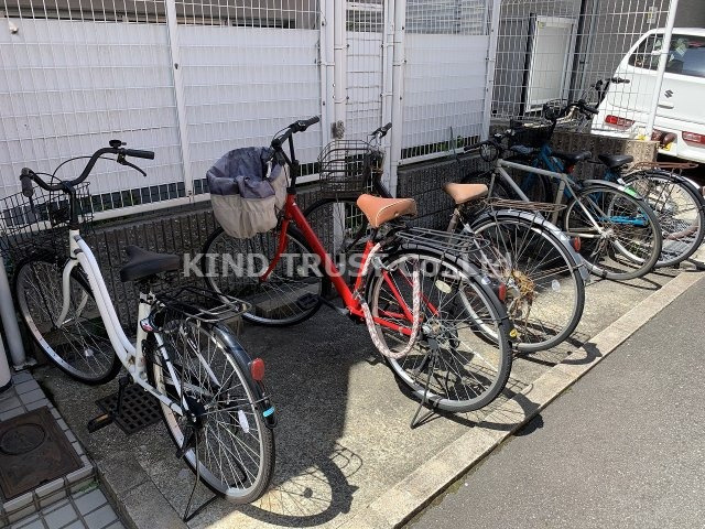 サンライズ菅栄のその他共用部分|屋根付き駐輪場です