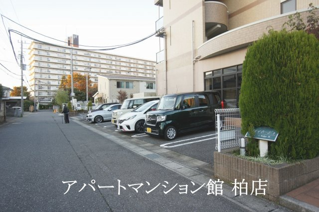 プティネージュの駐車場