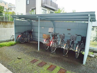 【その他共用部分】 | 第二伸明ハイツ | 屋根付きの駐輪場があるので雨が降っても安心です☆駅まで自転車もおすすめです！