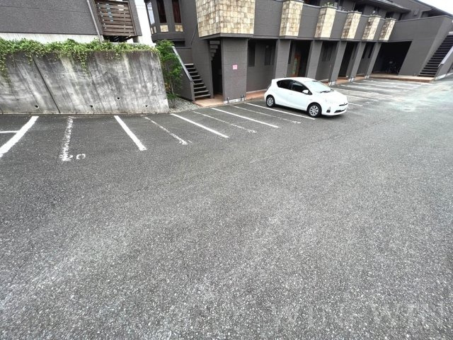 セザンヌ原町 4の駐車場