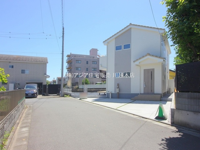 川越市古谷上R4-A　新築戸建の前面道路含む現地写真|北西側10.6ｍ公道・東側5.2ｍ公道