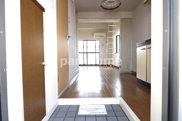 しおやハイツの玄関