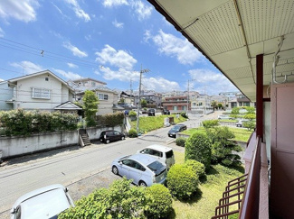【展望】 | バルコニーからの眺望です♪目の前は駐車場になっていて視界を遮る建物がありません☆