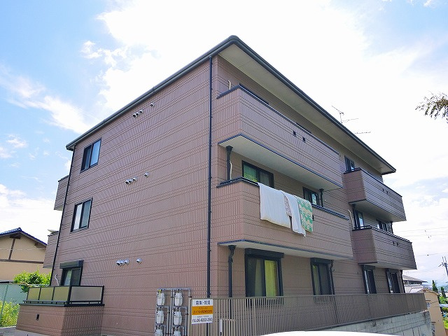 クレスト東生駒の外観|落ち着いた雰囲気の外観です