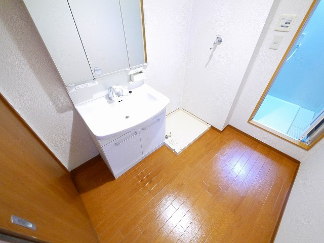 クレスト東生駒の洗面所|ゆったりとスペースのある洗面所