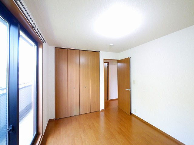 クレスト東生駒の洋室|個人の部屋や寝室として使える洋室です