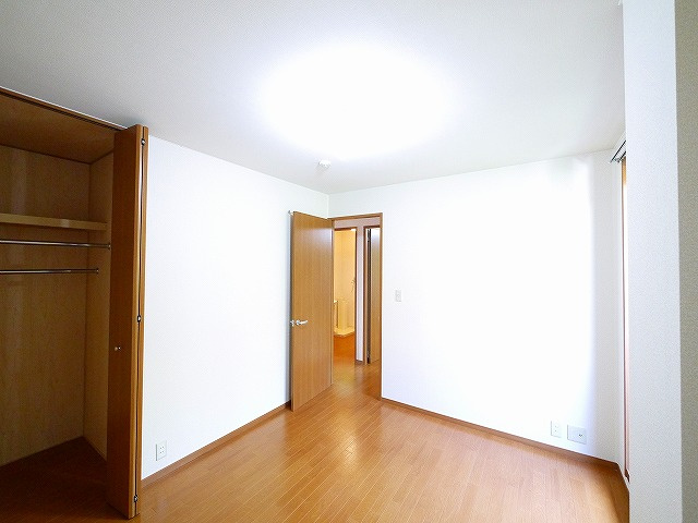 クレスト東生駒の洋室|ゆったりした洋室です