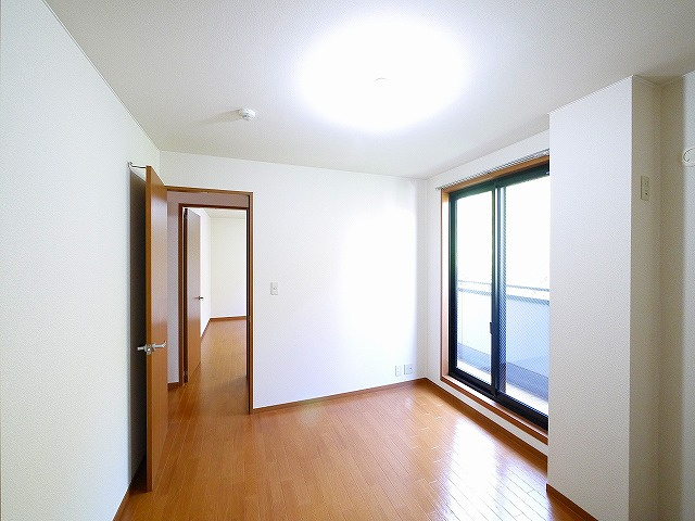 クレスト東生駒の洋室|個人の部屋や寝室として使える洋室です