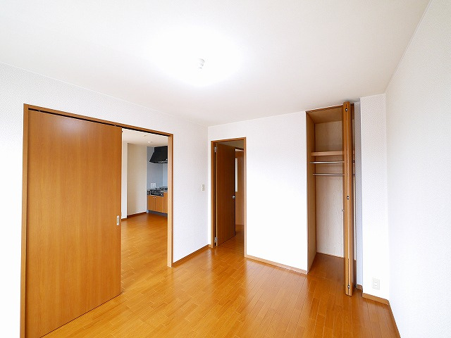 クレスト東生駒の洋室|ゆったりした洋室です