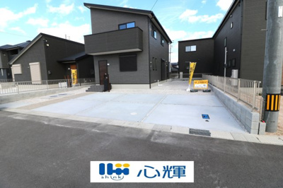 【外観】 | サンコート防府市田島（１号地） | 家の顔となる玄関は洋風なデザイン。スッキリとした広さを確保し、沢山のゲストを迎えても安心です。