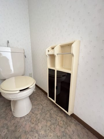グリーンアーバンのトイレ|トイレットペーパーのストックできるスペースがあります。