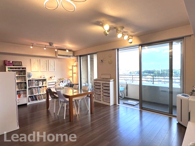 【居間・リビング】 | ブランズ・ジオ等々力 | バルコニーに面した明るいLDK（約20.0帖）床暖房有。