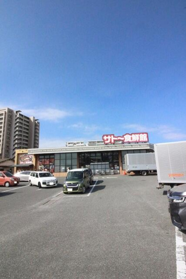 【駐車場】 | グランドソレイユ | サトー食鮮館松島店まで210m