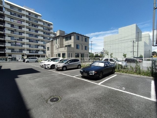 グリーンコート東岩槻の駐車場|車をお持ちの方に嬉しい駐車場付きの物件です