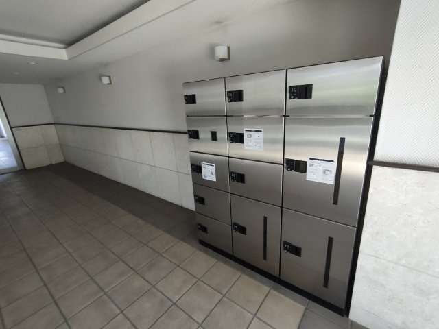 グリーンコート東岩槻のエントランス|宅配ボックス完備