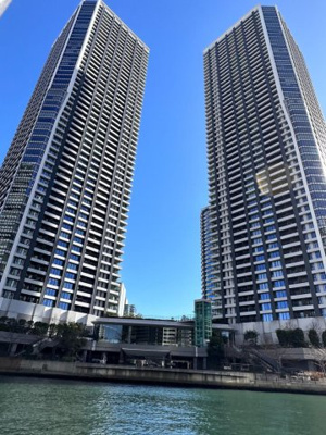 【外観】 | ドゥ・トゥール　ウエスト | 河川側からの外観写真になります