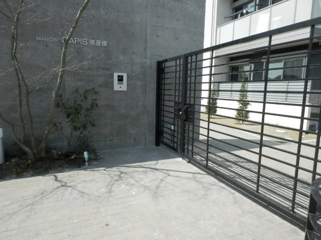 MANOIR RAPIS 南彦根のエントランス|エントランスのゲートがオートロックになっています
