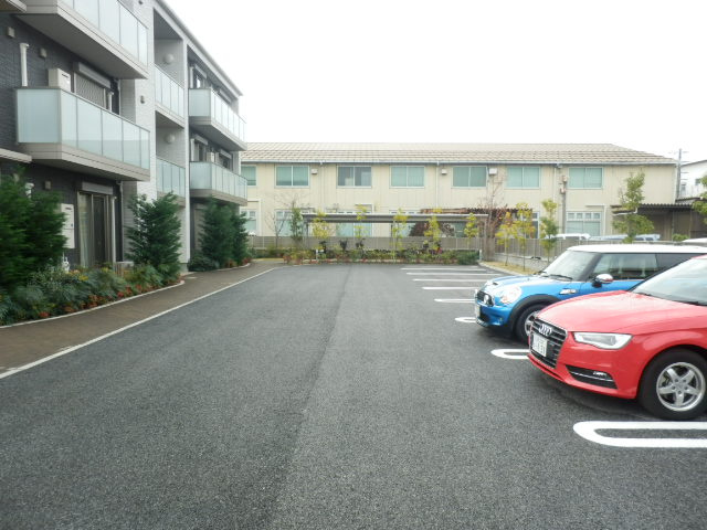MANOIR RAPIS 南彦根の駐車場