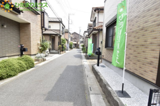 上尾市平塚　中古一戸建ての前面道路含む現地写真