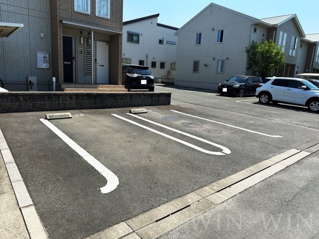 イールコート B棟の駐車場