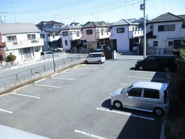 フィーネス参番館の駐車場