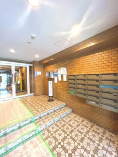 【エントランス】 | 【 Entrance 】
居住者の帰りを最初に待っていてくれるエントランス。その壮大な佇まいとは裏腹に、入ると静寂な空間が続いています。プライベートがしっかりと守られている証です。