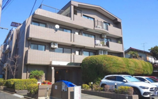 【外観】 | 【 Appearance 】
存在感のある建物は、居住者の拠点としてずっと価値を持ち続ける。今もそこでじっと佇み、居住者の安全や安心を守ってくれています。