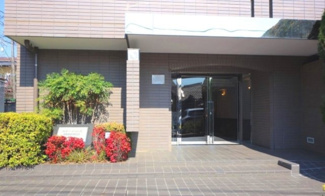 【エントランス】 | 【 Entrance 】
居住者の帰りを最初に待っていてくれるエントランス。その壮大な佇まいとは裏腹に、入ると静寂な空間が続いています。プライベートがしっかりと守られている証です。