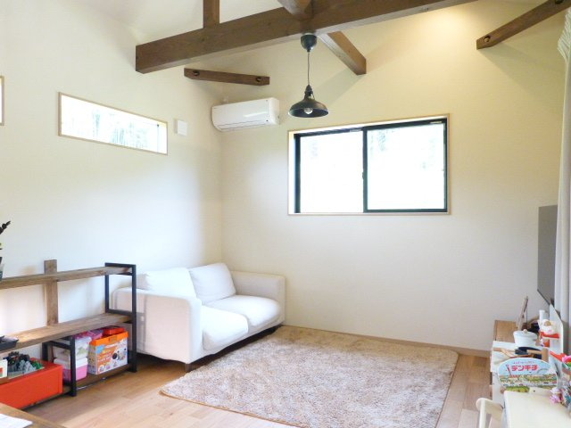 伊勢原市岡崎　中古戸建の居間・リビング