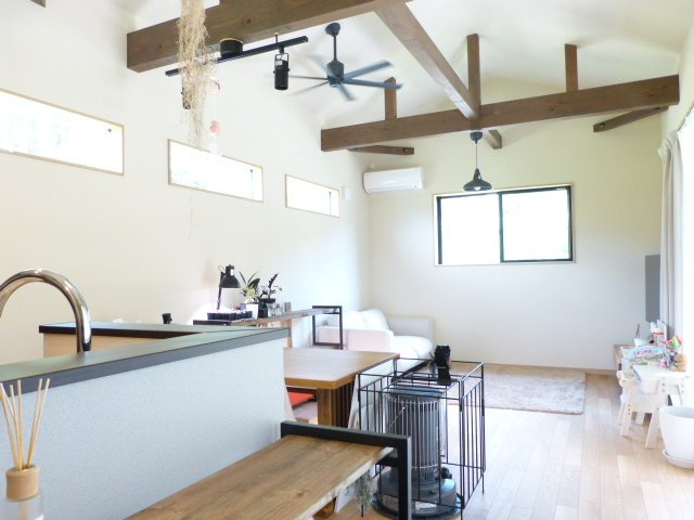 伊勢原市岡崎　中古戸建の居間・リビング