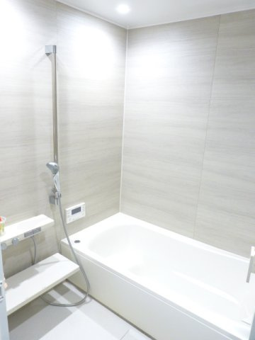 伊勢原市岡崎　中古戸建の浴室